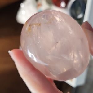 Rosequartz palm stone